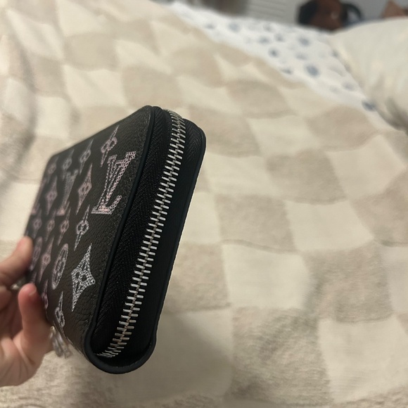 Louis Vuitton Carmel Mahina Hobo + Zippy Wallet + Bandeau – Rare Set - Picture 11 of 15